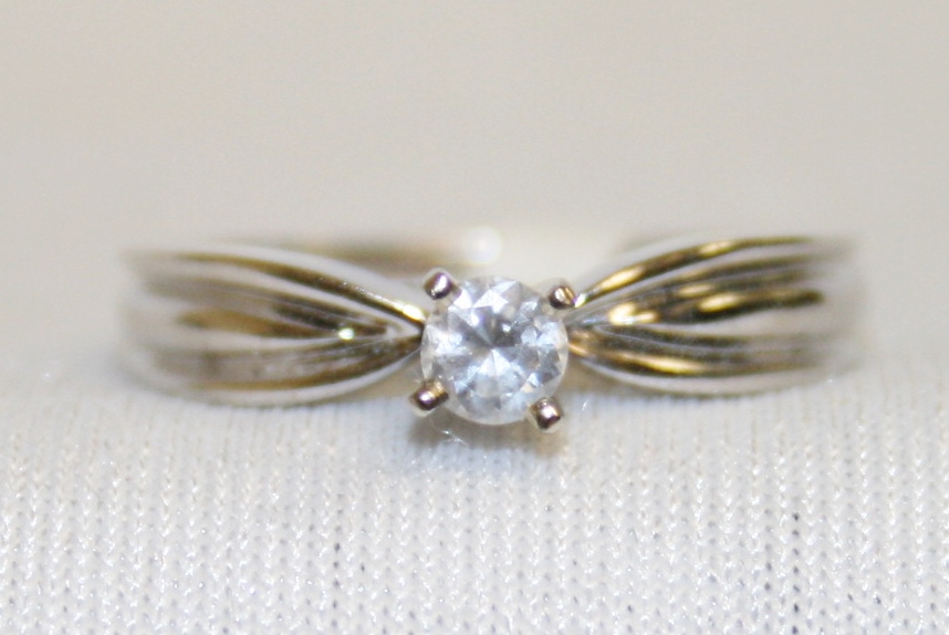 White Gold Diamond Engagement Ring – 0.17ct