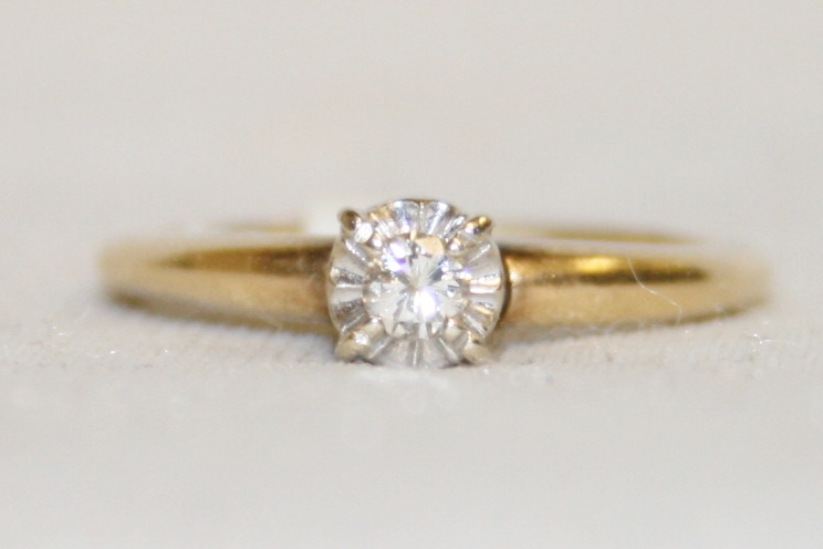 Illusion Head Diamond Solitaire Engagement Ring – 0.10ct.