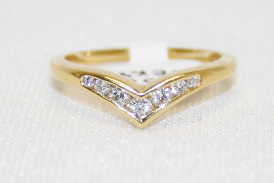 Diamond Chevron Wedding Band – 0.20 Total Diamond Weight