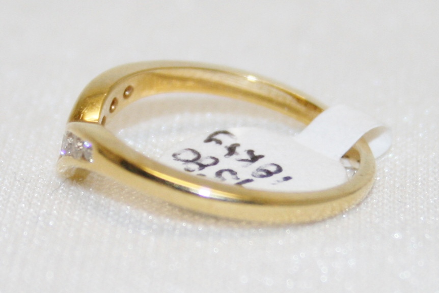 Diamond Chevron Wedding Band – 0.20 Total Diamond Weight