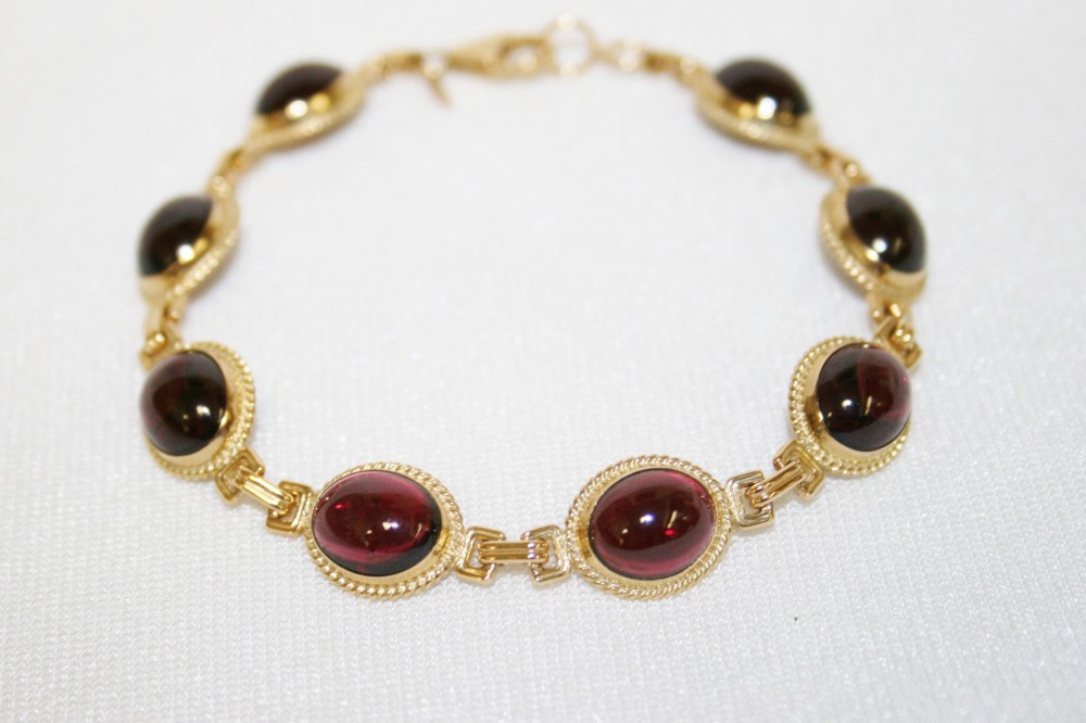 Yellow Gold Garnet Cabochon Bracelet