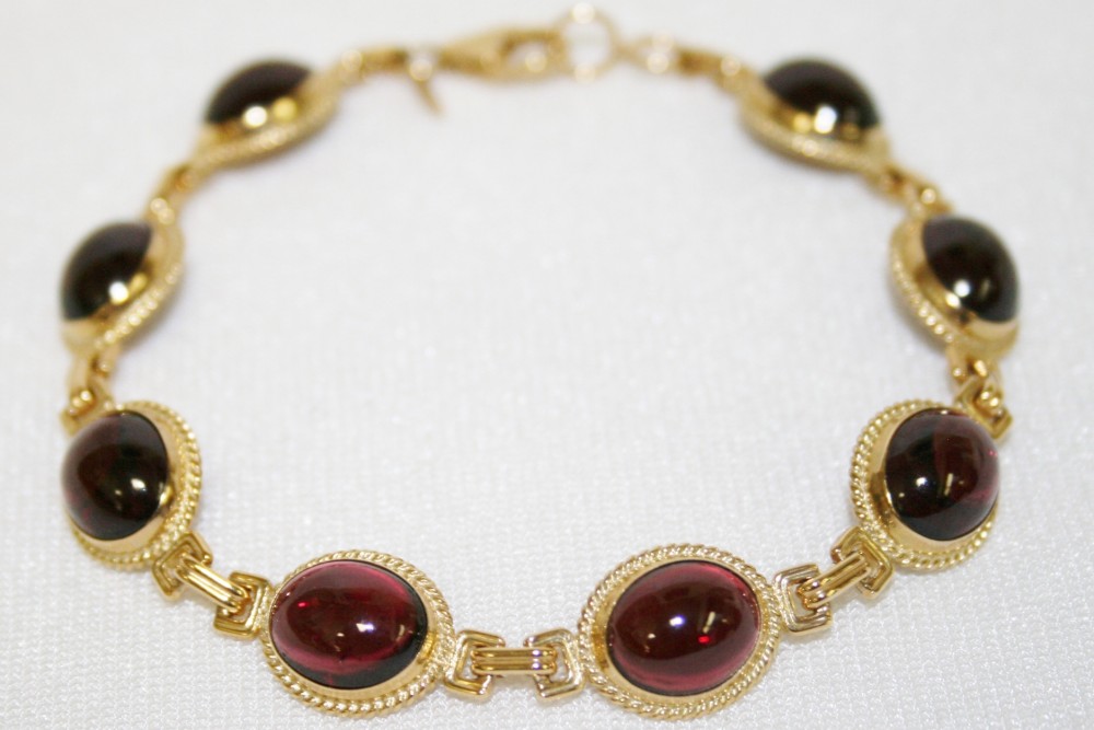 Yellow Gold Garnet Cabochon Bracelet