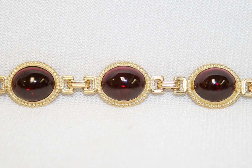 Yellow Gold Garnet Cabochon Bracelet