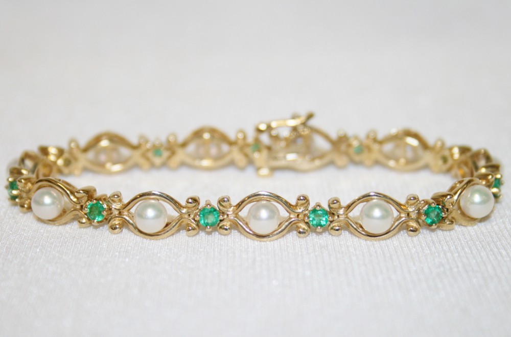 Emerald and Cultured Pearl Yellow Gold Bracelet