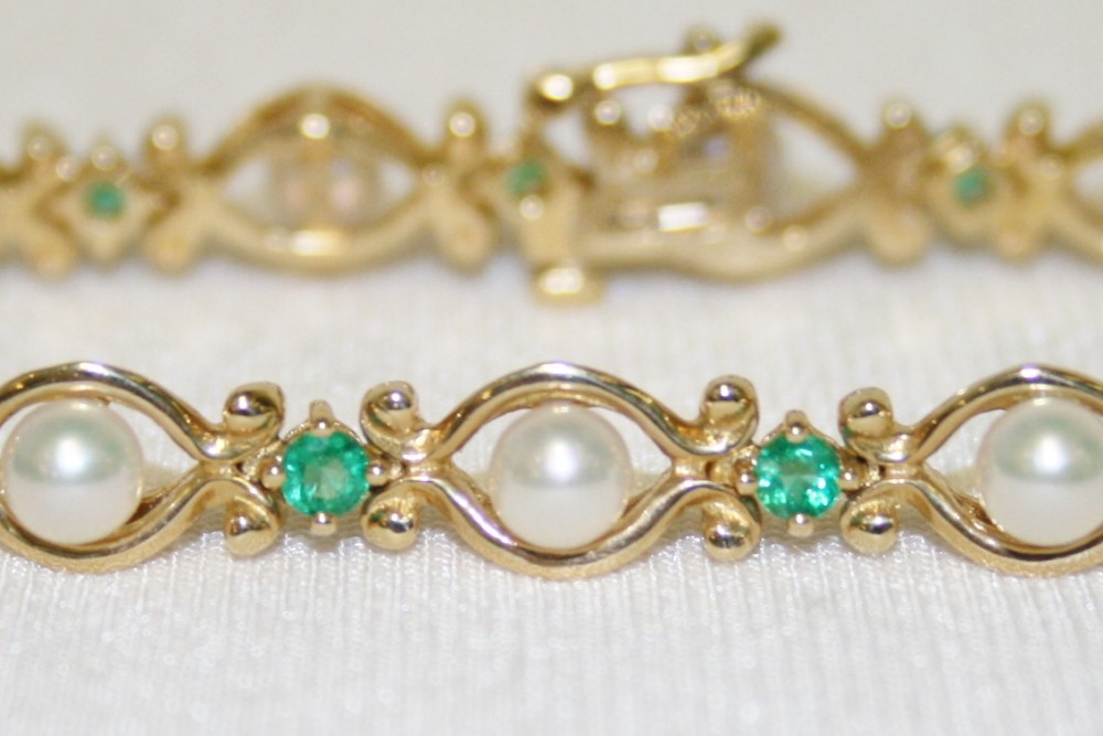 Emerald and Cultured Pearl Yellow Gold Bracelet