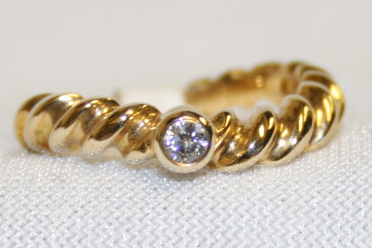Yellow Gold Curved Rope Diamond Ring – 0.08ct.