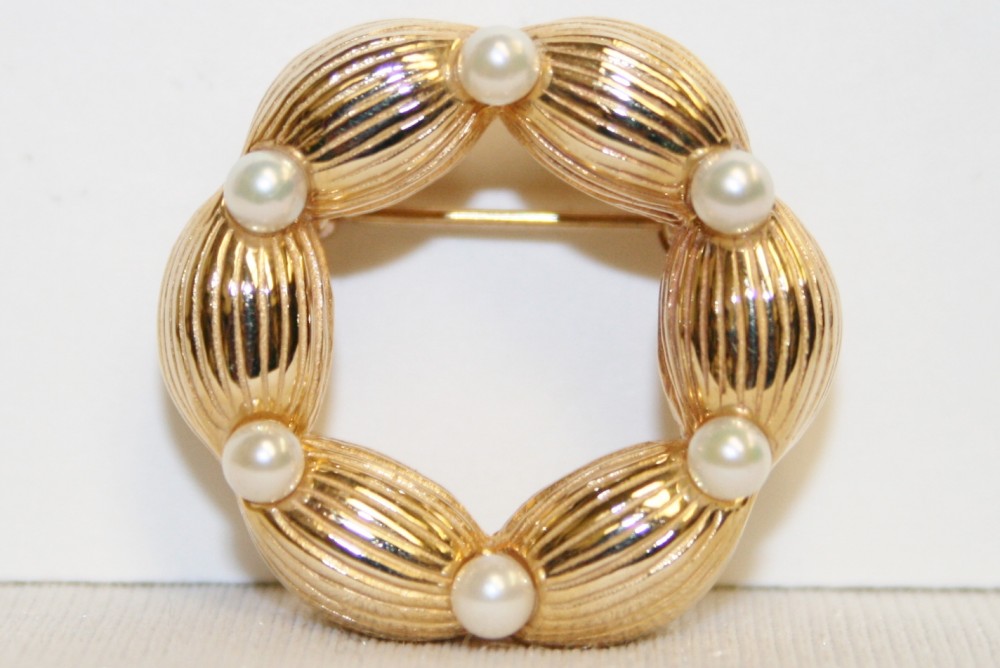 Yellow Gold Pearl Circle Pin