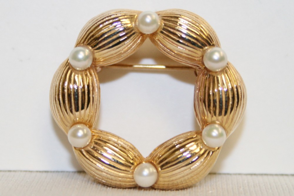 Yellow Gold Pearl Circle Pin