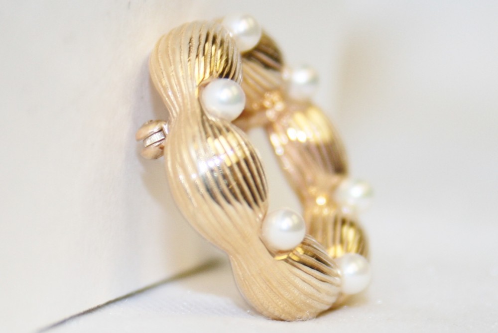 Yellow Gold Pearl Circle Pin